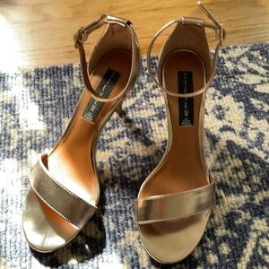 Steve Madden Viienna Gold kitten heel 6.5